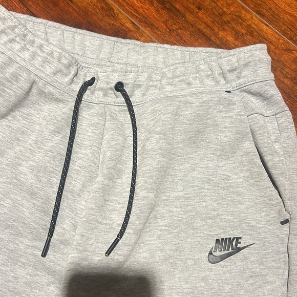 Men’s Nike tech pants - Picture 2 of 4